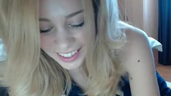 Beautiful and sexy blonde babe live cam